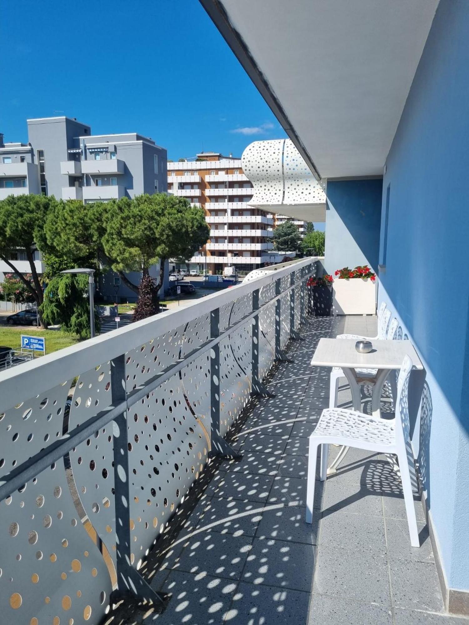 Appart-Hotel Holiday Lignano Sabbiadoro Buitenkant foto