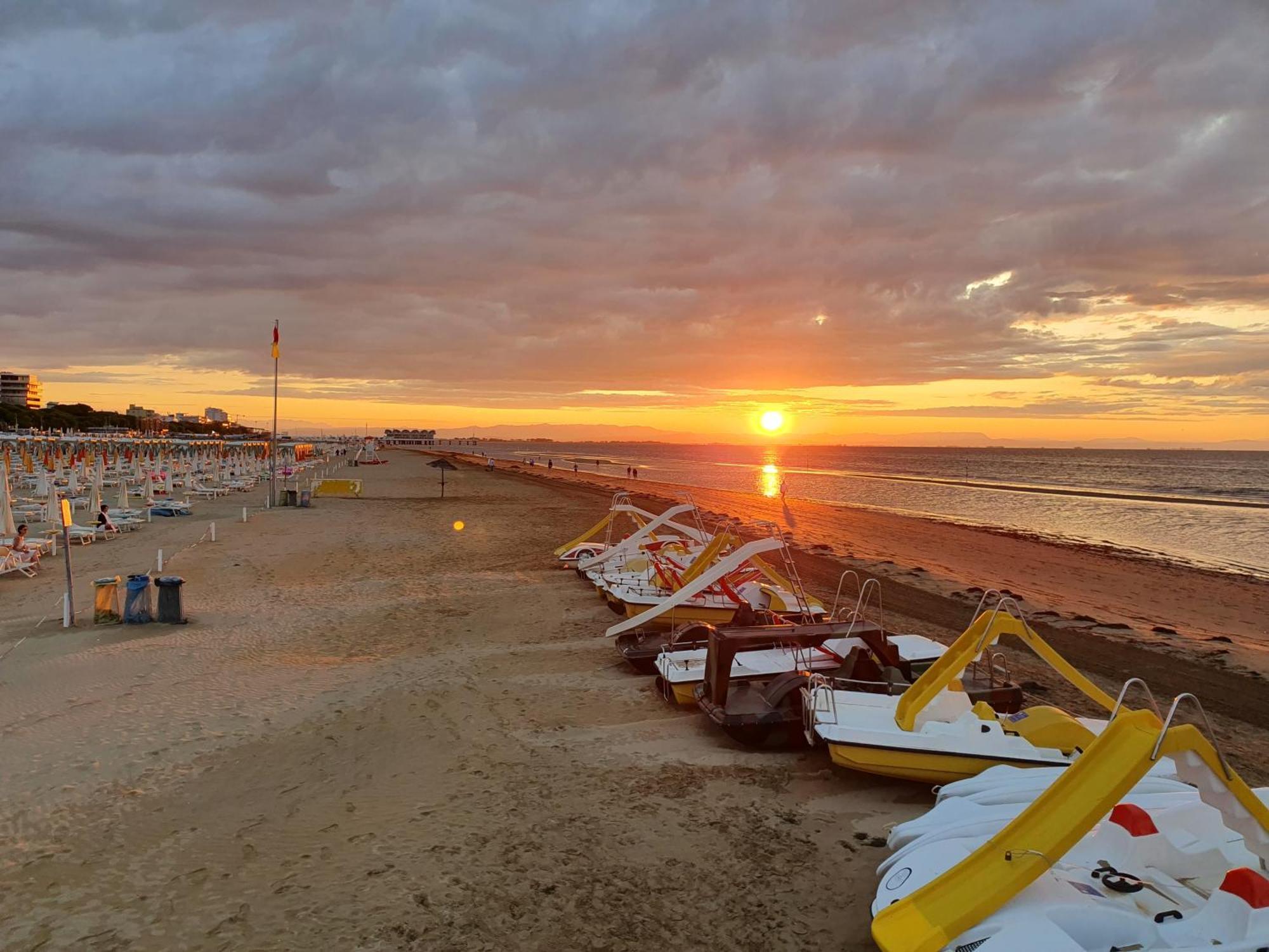 Appart-Hotel Holiday Lignano Sabbiadoro Buitenkant foto